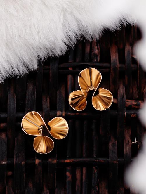 gold metal studs earring - 17565224 - Standard Image - 1