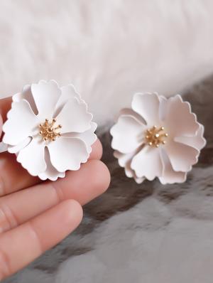 white metal studs earring - 17565254 - Standard Image - 2