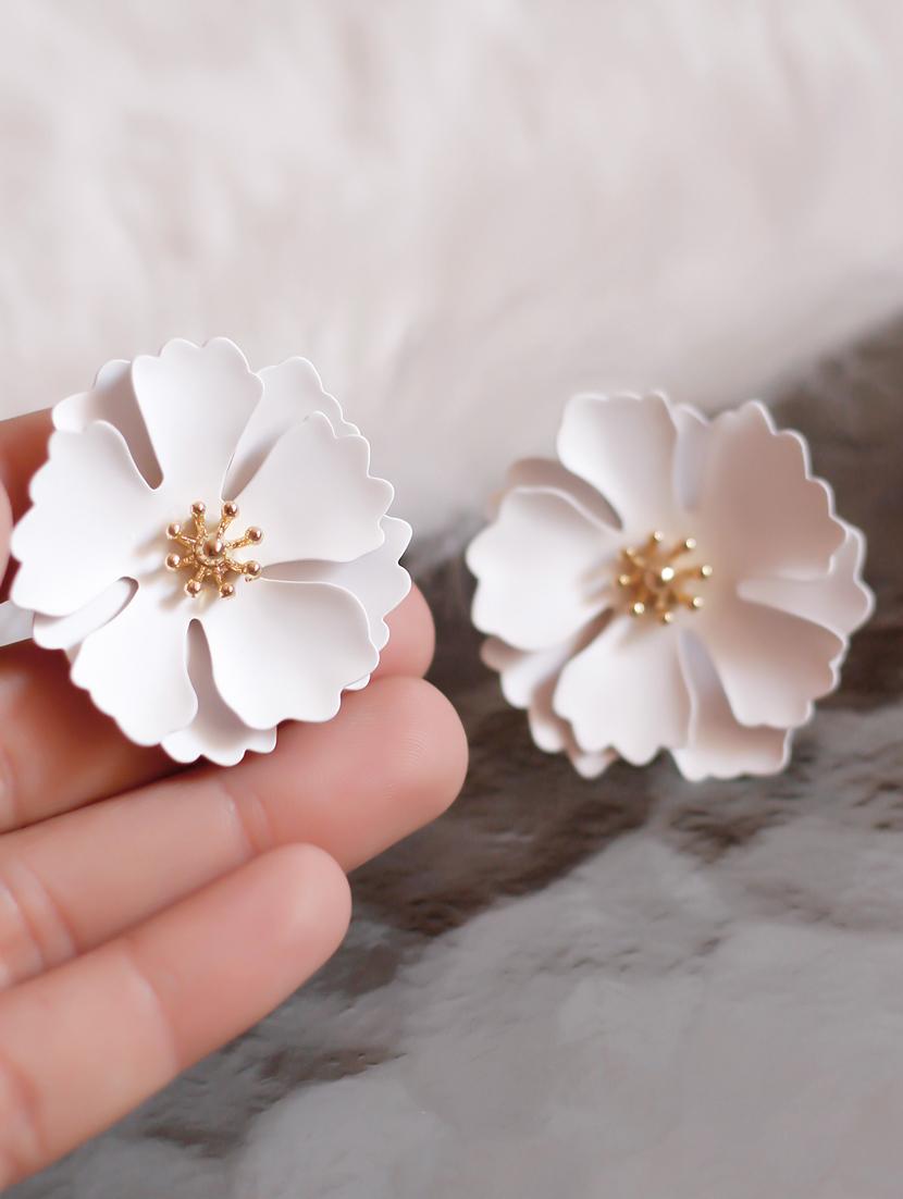 white metal studs earring - 17565254 - Zoom Image - 2