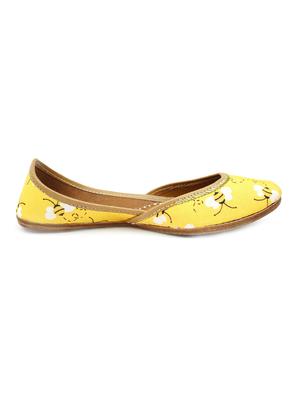 yellow slip on jutis - 17583159 - Standard Image - 2