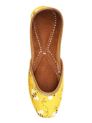 yellow slip on jutis - 17583159 - Standard Image - 3