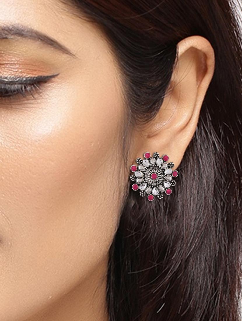 white brass studs earring - 17635702 - Zoom Image - 4