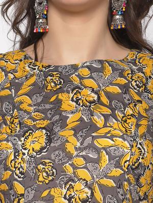 boat neck printed dress - 17661232 - Standard Image - 5