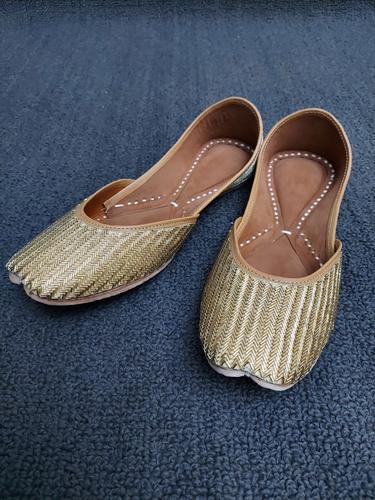 gold ethnic embroidered mojaris - 17668780 - Very Small Image - 1