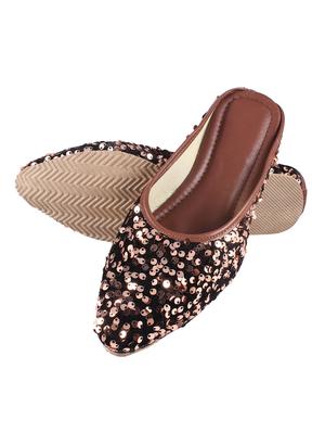 brown slip on jutis - 17673138 - Standard Image - 4