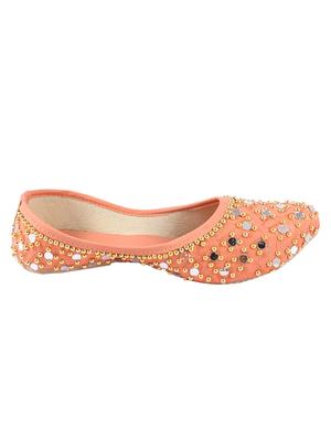 pink slip on jutis - 17673158 - Standard Image - 2