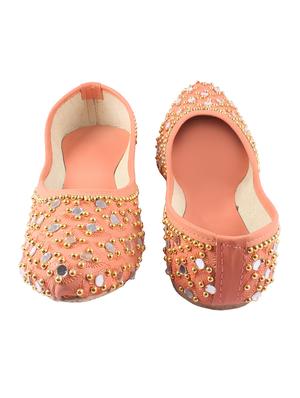 pink slip on jutis - 17673158 - Standard Image - 3