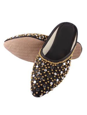 black slip on jutis - 17673160 - Standard Image - 4