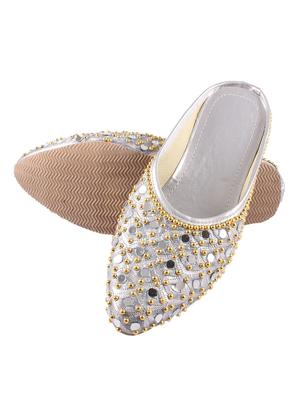 silver slip on jutis - 17673161 - Standard Image - 4