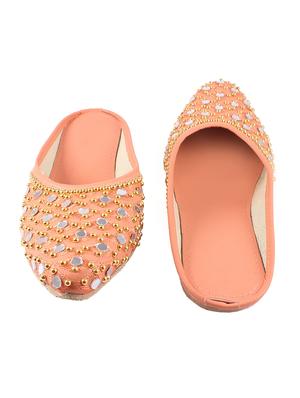 pink slip on jutis - 17673165 - Standard Image - 3