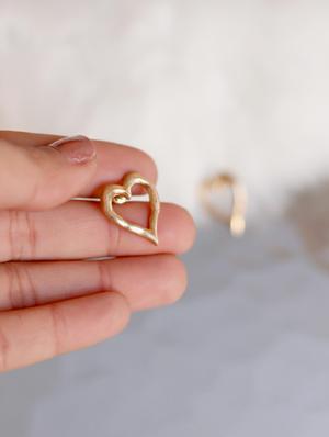gold metal studs earring - 17678735 - Standard Image - 4