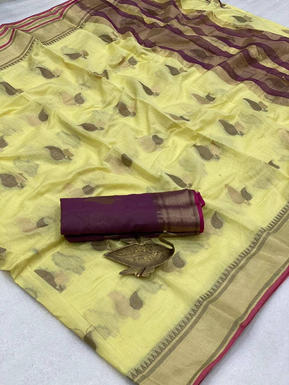 soft linen silk saree with weaving - 17776333 - Zoom Image - 1