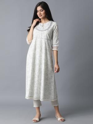 mid rise flat front trouser - 17790724 - Standard Image - 4