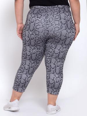 mid rise animal plus capri - 17823497 - Standard Image - 3