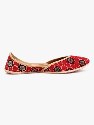 red slip on jutis - 17857766 - Standard Image - 2