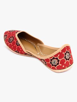 red slip on jutis - 17857766 - Standard Image - 3