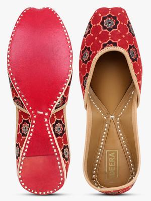red slip on jutis - 17857766 - Standard Image - 5