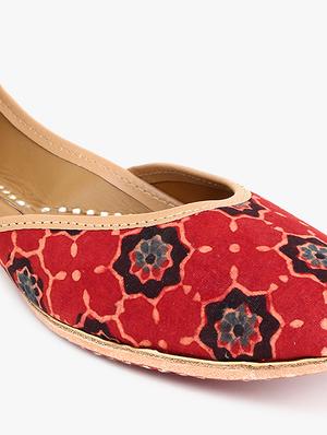 red slip on jutis - 17857766 - Standard Image - 6