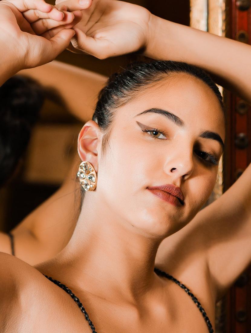 gold metal drop earring - 17862786 - Zoom Image - 4