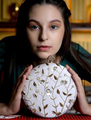 white polyester regular clutch - 17863601 - Standard Image - 4