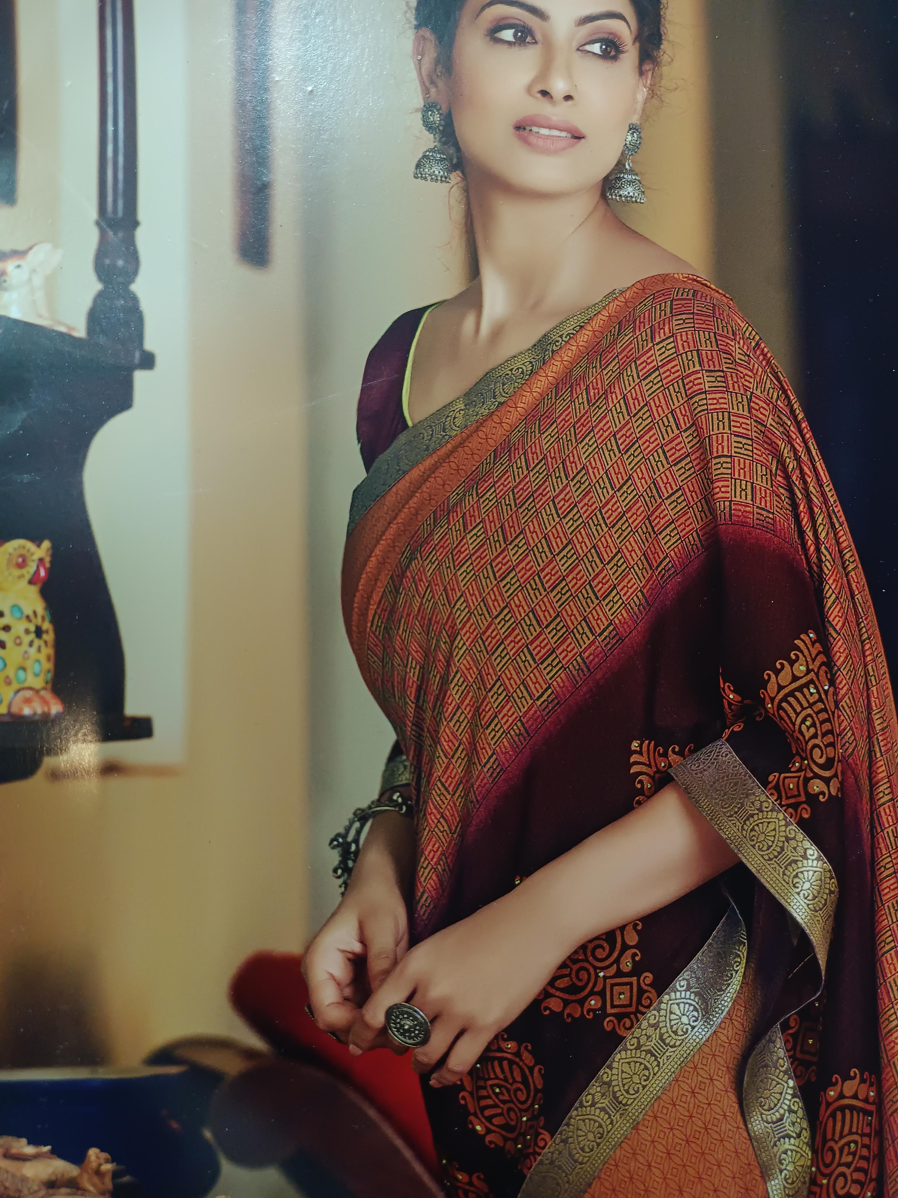 beautiful women saree - 17882697 - Zoom Image - 1