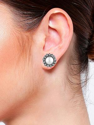 white metal studs earring - 17898626 - Standard Image - 4