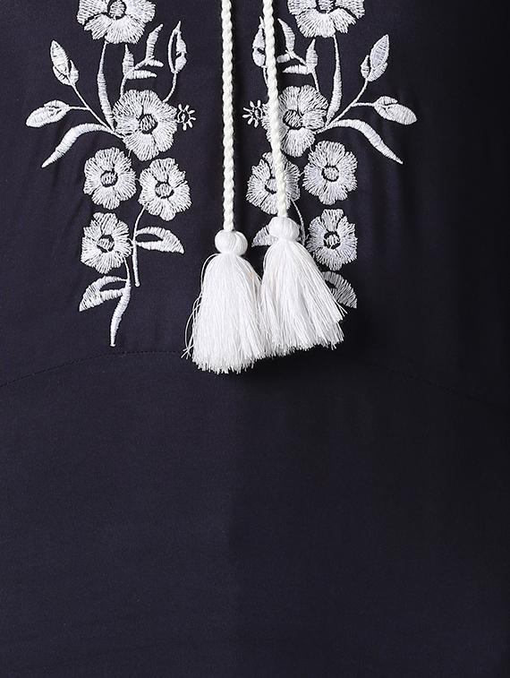 embroidered a-line kurta - 17925157 - Zoom Image - 4