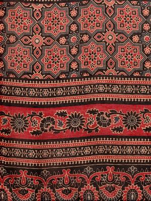 red silk blend printed saree with blouse - 18024844 - Standard Image - 4