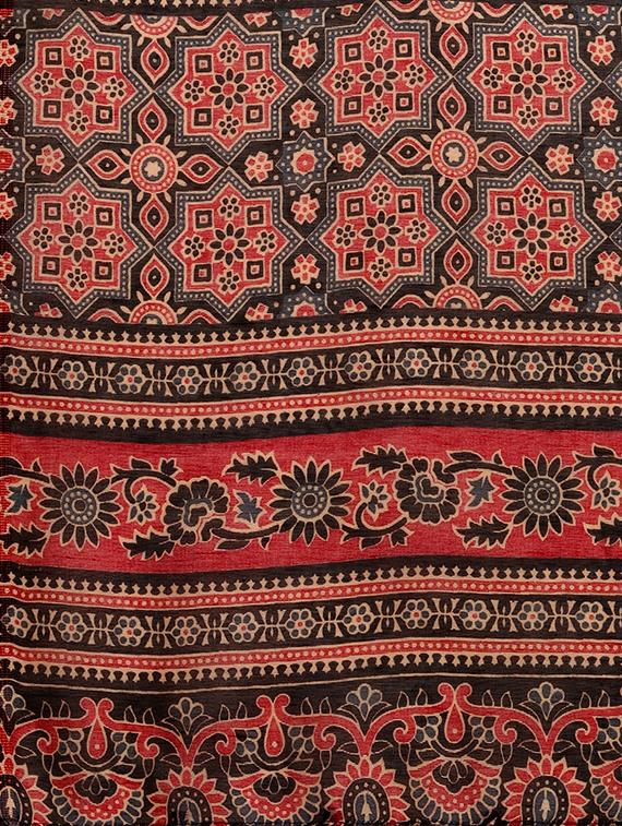red silk blend printed saree with blouse - 18024844 - Zoom Image - 4