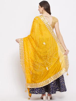 yellow silk blend bandhani dupatta - 18163464 - Standard Image - 4