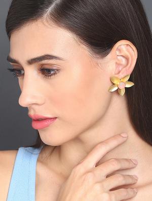 gold metal studs earring - 18182467 - Standard Image - 4