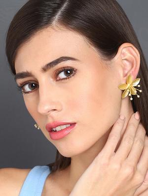 gold metal studs earring - 18182478 - Standard Image - 4