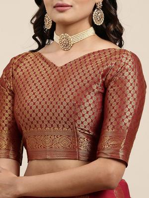 maroon silk blend woven saree with blouse - 18230749 - Standard Image - 4