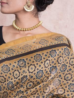 mustard printed saree with blouse - 18244582 - Standard Image - 3