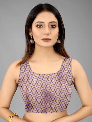 red silk banarasi saree with blouse - 18280787 - Standard Image - 5