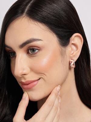 gold metal studs earring - 18291992 - Standard Image - 4