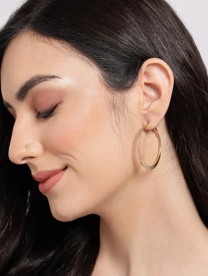 gold metal hoop earring - 18291996 - Standard Image - 4