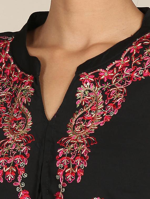 black embroidered straight kurta - 18353563 - Zoom Image - 4