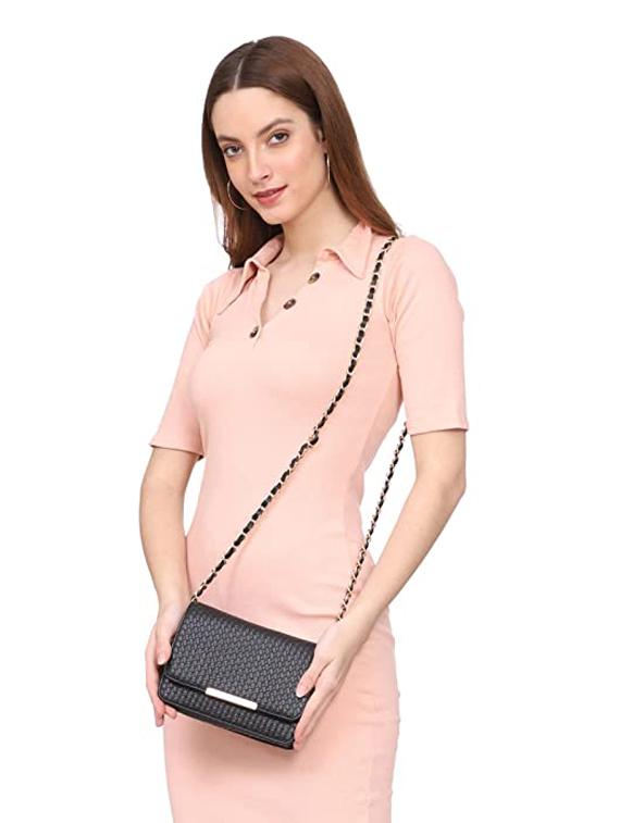 black textured regular sling bag - 18355947 - Zoom Image - 4
