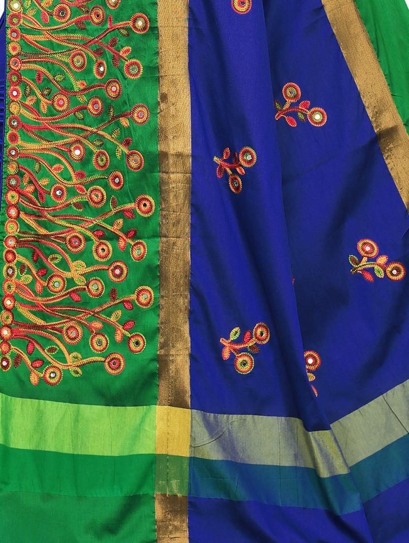 blue cotton blend embroidered saree with blouse - 18370290 - Zoom Image - 4