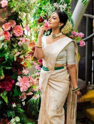 cream banarasi saree with blouse - 18372071 - Standard Image - 2