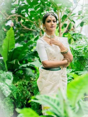 cream banarasi saree with blouse - 18372071 - Standard Image - 3