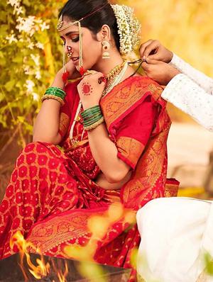 red banarasi saree with blouse - 18372072 - Standard Image - 3