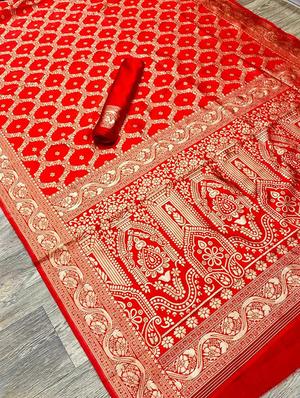 red banarasi saree with blouse - 18372072 - Standard Image - 5