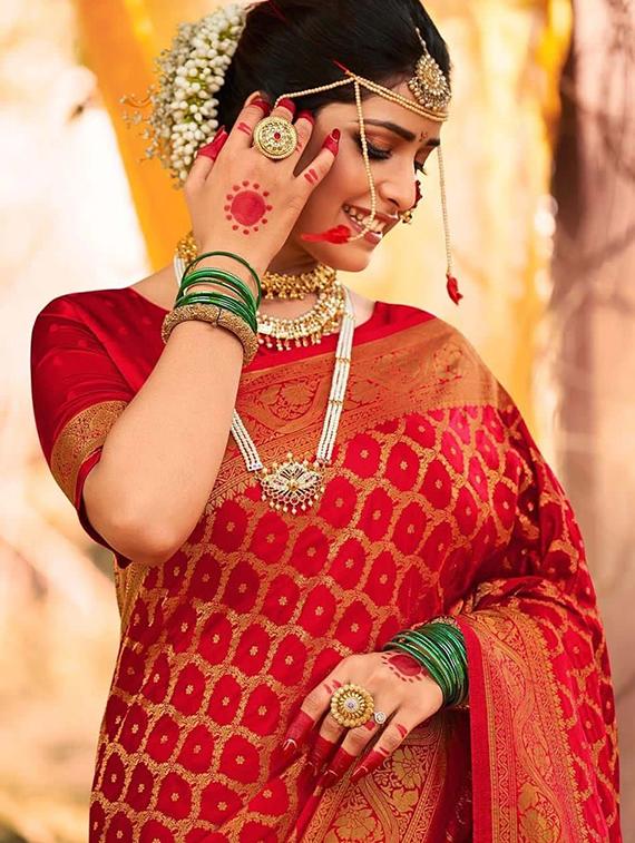 red banarasi saree with blouse - 18372072 - Zoom Image - 4