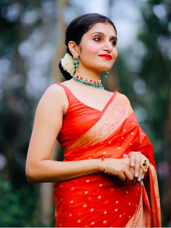 red banarasi saree with blouse - 18372086 - Zoom Image - 2