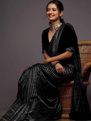 black silk banarasi saree with blouse - 18372126 - Standard Image - 3