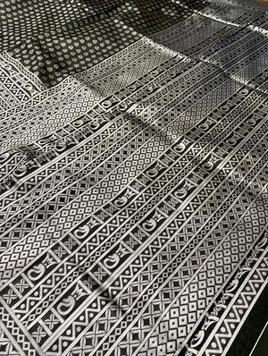 black silk banarasi saree with blouse - 18372126 - Standard Image - 5