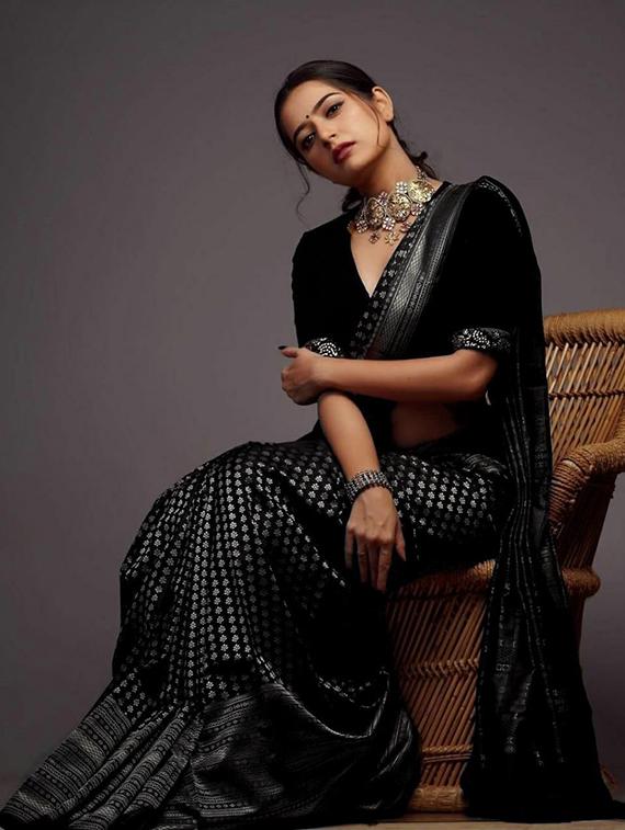 black silk banarasi saree with blouse - 18372126 - Zoom Image - 2