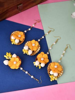 yellow brass maang teekas & passa - 18373716 - Standard Image - 4